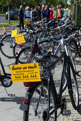 Berlin  Deutschland  Fahrraeder fuer gefuehrte Stadtrundfahrten in der Bernauer Strasse
