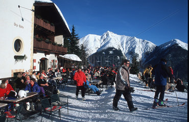 Seefeld  Oesterreich  Skifahrer machen Pause auf dem Gschwandtkopf