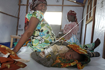 Goma  Demokratische Republik Kongo  Mutter sitzt neben ihrem kranken Kind