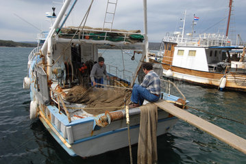 Punat  Kroatien  Fischer im Hafen auf der Insel Krk