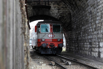 Zuerich  Schweiz  Triebwagen der Schweizerischen Bundesbahn faehrt durch einen Tunnel