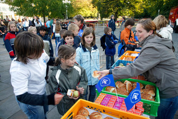 Essen  Deutschland  Kinderschutzbund  Faehnchen gegen Armut