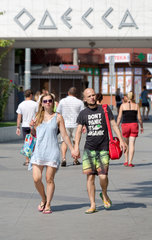 Odessa  Ukraine  Menschen in der Fussgaengerzone des Arcadia Park