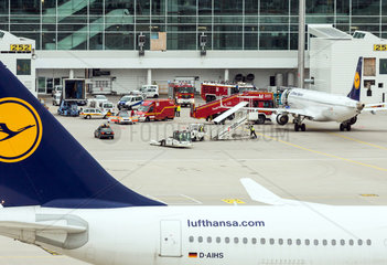 Muenchen  Deutschland  Uebung der Flughafenfeuerwehr am Flughafen Muenchen
