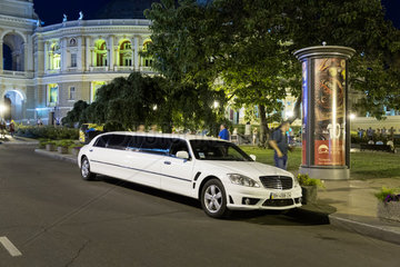 Odessa  Ukraine  eine Stretchlimousine im historischen Stadtzentrum