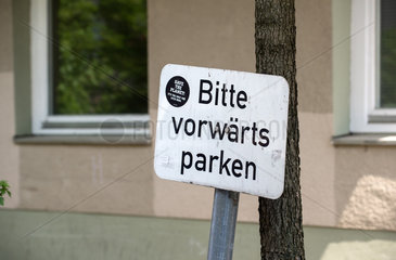 Berlin  Deutschland  Hinweisschild Bitte vorwaerts parken