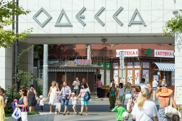 Odessa  Ukraine  Menschen am Eingang zum Arcadia Resort