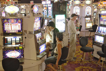 Las Vegas  USA  Spieler sitzen an Spielautomaten