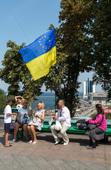 Odessa  Ukraine  Familie mit ukrainischer Fahne im Stadtzentrum