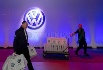 Wreschen  Polen  Mitarbeiter vor dem VW-Logo zur Eroeffnung des Werks von VW Nutzfahrzeuge