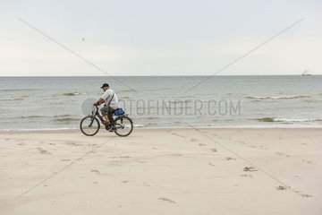 Nidden  Litauen  Radfahrer am Strand bei Nidden