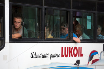 Chisinau  Moldau  Fahrgaeste in einem Trolleybus