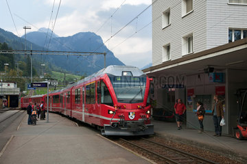 Puschlav  Schweiz  ein Zug der Rhaetischen Bahn im Bahnhof