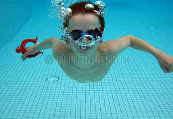 Goehren-Lebbin  Deutschland  Junge im Schwimmbad unter Wasser