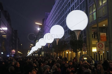 Berlin  Deutschland  Lichtinstallation Lichtgrenze zum 25. Jahrestag des Mauerfalls