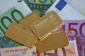 Berlin  Deutschland  Goldbarren und Euroscheine