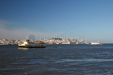 Almada  Portugal  Blick ueber den Fluss Tejo auf Lissabon