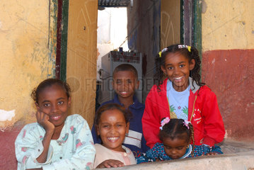 Assuan  Aegypten  Portraet von Kindern im nubischen Dorf