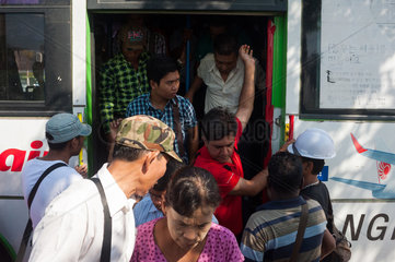 Yangon  Myanmar  Fahrgaeste steigen aus einem Bus aus