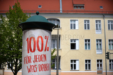 Berlin  Deutschland  Litfasssaeule und Wohnhaus in Berlin-Treptow