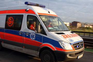 Posen  Polen  Ambulanz auf dem Weg zu einem Einsatz