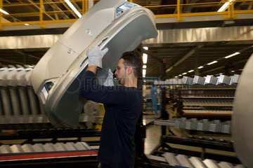 Saarlouis  Deutschland  Ford-Werke in Saarlouis  Arbeiter packt Heckklappe