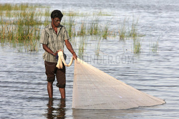 Kavadapitty  Sri Lanka  ein Fischer zieht sein Netz ein