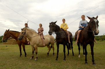 Beeskow  Deutschland  Maedchen in Indianerkostuemen auf Pferden