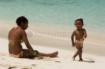 Punta Rucia  Dominikanische Republik  Touristen am Strand Paradise Island