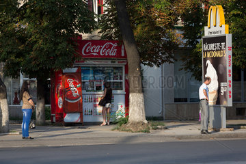 Chisinau  Moldau  Kiosk mit Coca-Cola-Reklame