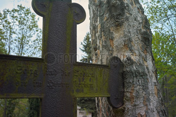 Berlin  Deutschland  Grabkreuz auf dem alten Domfriedhof der St. Hedwigsgemeinde