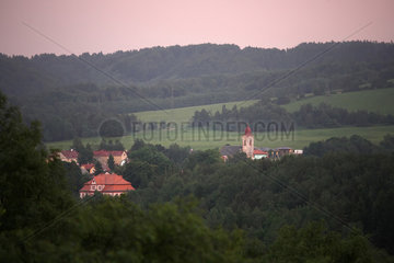 Stare Sedlo  Tschechische Republik  Dorf hinter dem Wald