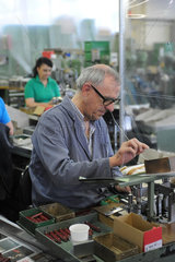 Schwyz  Schweiz  ein Mann beim Zusammenbau von Victorinox Taschenmessern