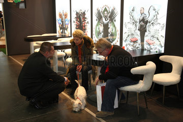 Posen  Polen  Besucher mit einem Terrier auf der Internationalen Baumesse BUDMA