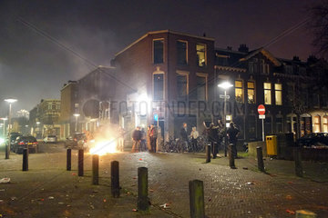 Utrecht  Niederlande  Menschen feiern Silvester auf der Strasse