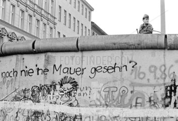 DDR-Grenzsoldat  Berliner Mauer