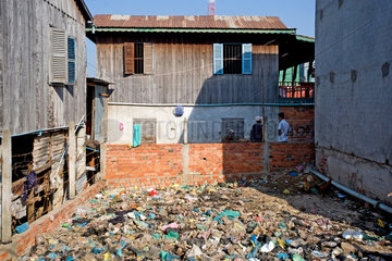 Phnom Penh  Kambodscha  Muell auf einem unbebauten Grundstueck