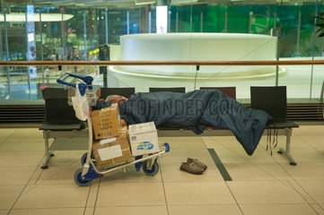 Singapur  Republik Singapur  schlafender Passagier im Flughafen Changi Terminal 3