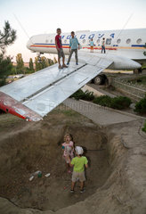 Kischinau  Republik Moldau  Kinder spielen auf dem ausrangierten Flugzeug