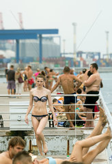 Odessa  Ukraine  Badegaeste auf einem Steg am Schwarzen Meer