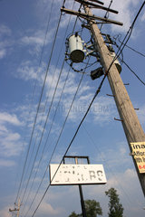 Wilmington  USA  Strommast und verblichenes Werbeschild am Strassenrand