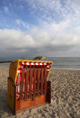 Kuehlungsborn  Deutschland  junge Silbermoewe steht auf einem verschlossenen Strandkorb
