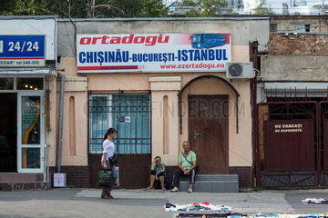 Chisinau  Republik Moldau  Bahnhofsvorplatz mit einem Reisebuero