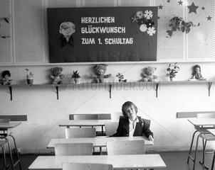 Berlin  DDR  Schulkind am Einschulungstag im Klassenzimmer