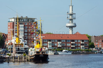 Emden  Deutschland  Emder Hafen und Fernsehturm