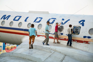 Kischinau  Republik Moldau  Kinder spielen auf dem ausrangierten Flugzeug