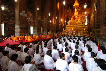 Bangkok  Thailand  Gebet im buddhistischen Tempel Wat Pho