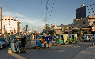 Lahore  Pakistan  Platz in der Innenstadt mit wartenden Motorrikschas