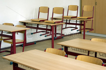 Wriezen  Deutschland  Klassenzimmer mit Baenken und Stuehlen