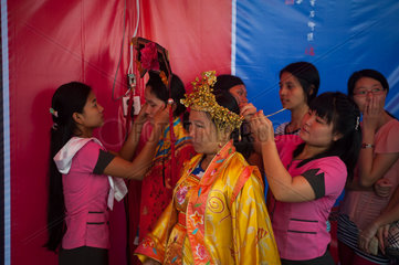 Yangon  Myanmar  Frauen in traditionellen Gewand